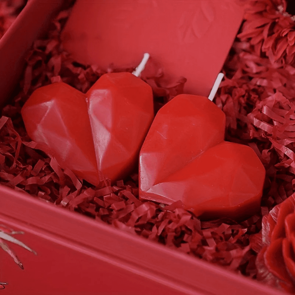 شمعة معطرة على شكل قلب بمناسبة عيد الحب - أحمر