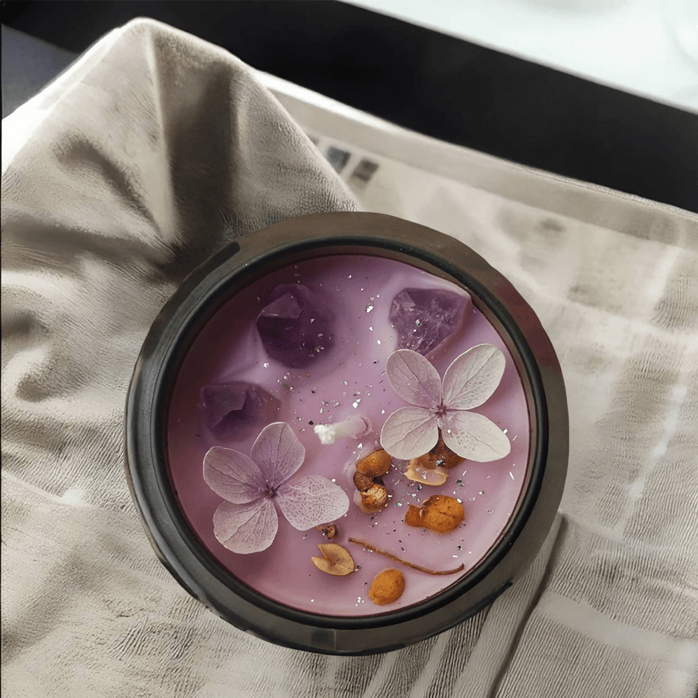 شمعة معطرة باللافندر مع كريستالات الصويا الأميثيست - علبة معدنية سوداء