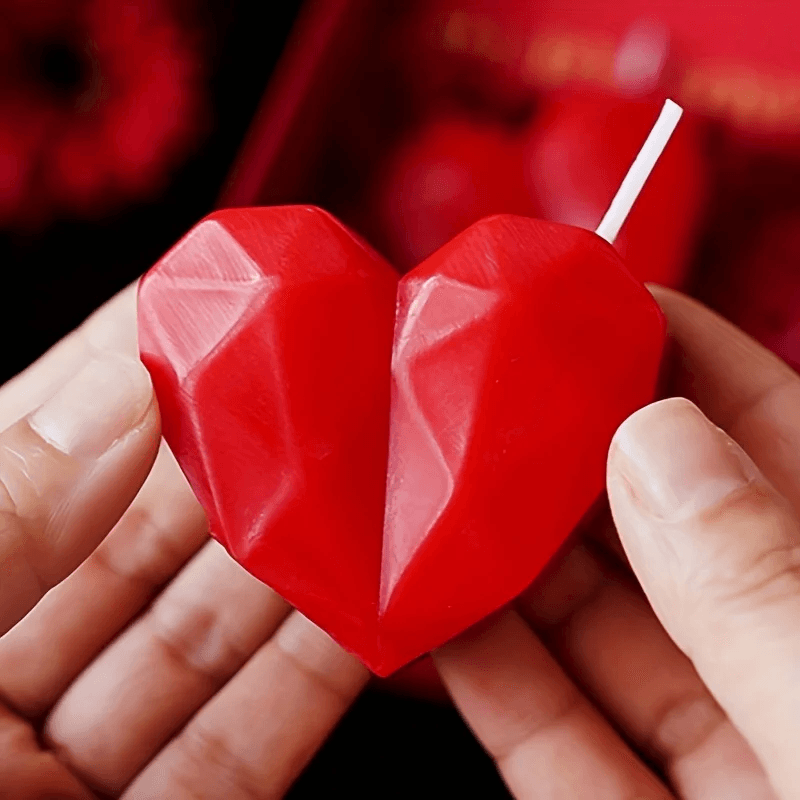 شمعة معطرة على شكل قلب بمناسبة عيد الحب - أحمر