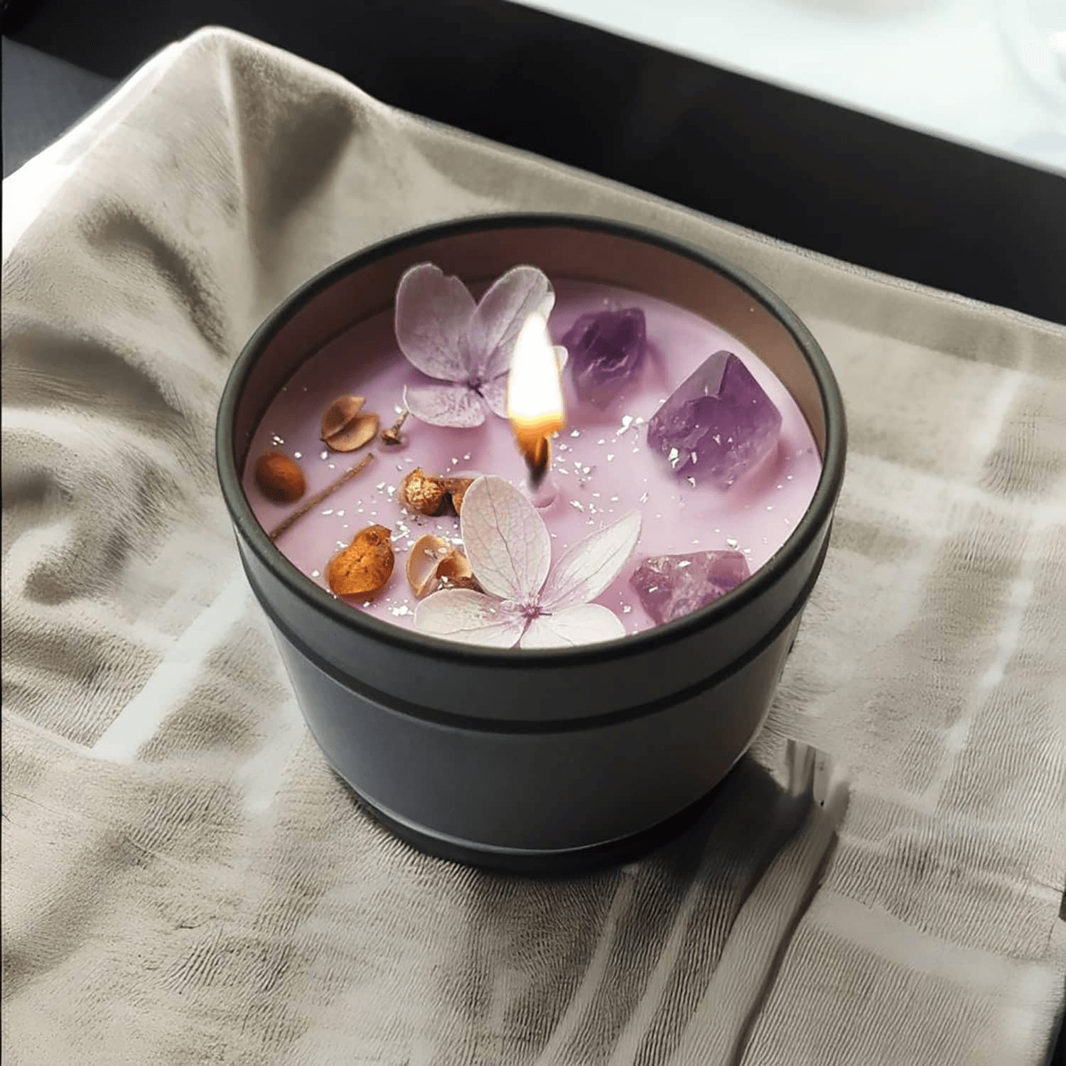 شمعة معطرة باللافندر مع كريستالات الصويا الأميثيست - علبة معدنية سوداء