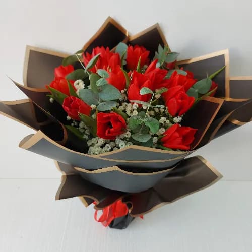 15 Pieces Red Roses With Gypso White And Green Leaves