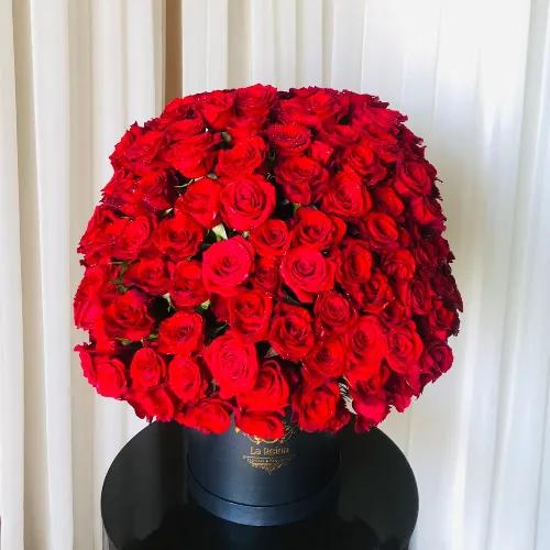 Round box with 200 roses