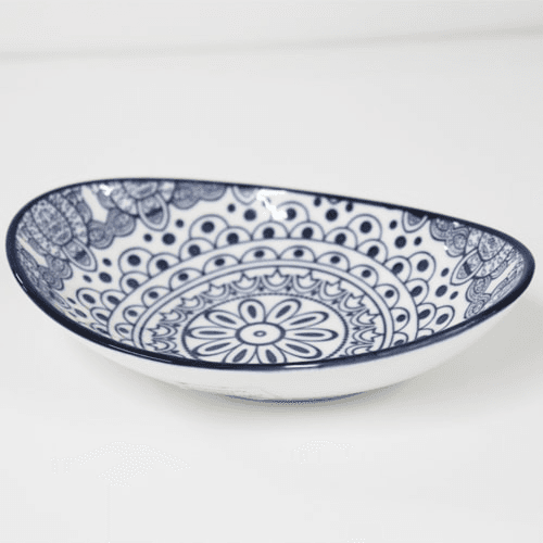 An elegant ceramic serving dish D03-015 8INC