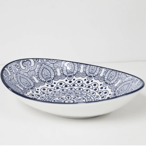 An elegant ceramic serving dish D03-014 7INC