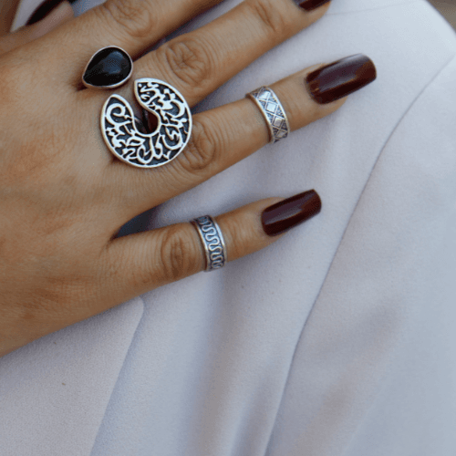 خاتم"يليق بك كل جميل" مع حجر أسود