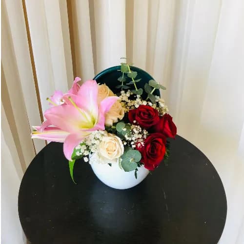 04 Round white vase with mix flower