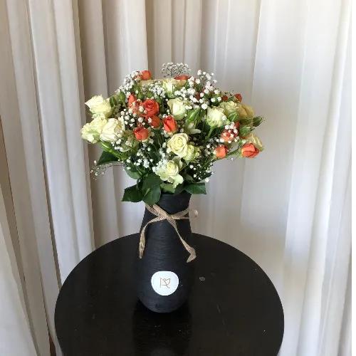 06 Black vase with baby rose white, orange, gypso