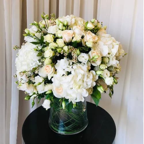 014 Transparent vase with mix white flower arrangement