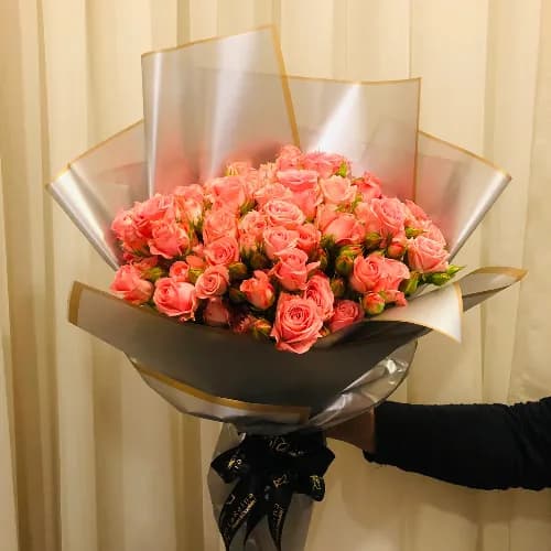 13 Round Bouquet With Silver Gold Lining Cover