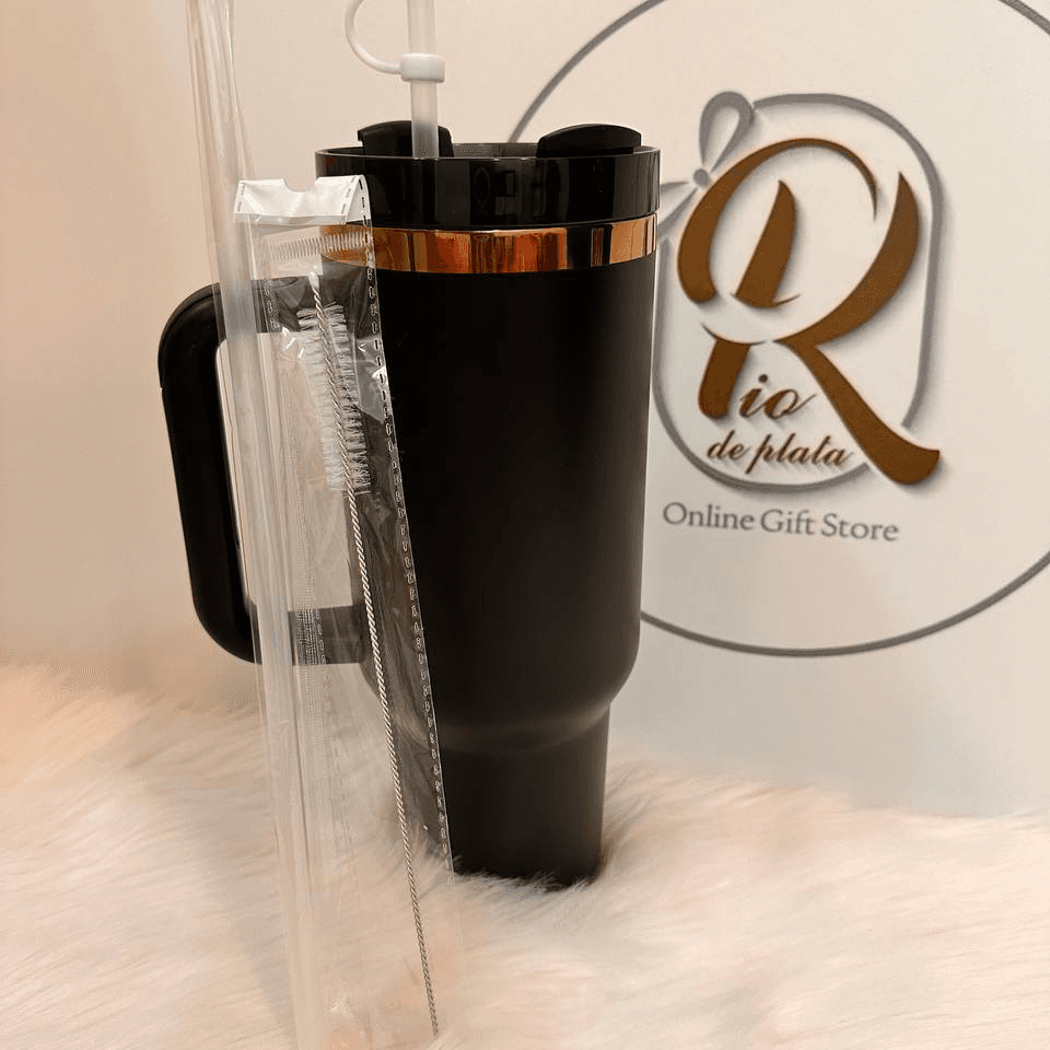 فرشاة ستانلي لتنظيف السترو ومعها مصاصة سترو واحدة ، اكسسورات ستانلي