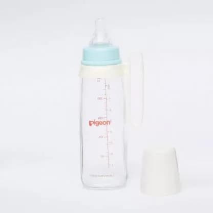 Pigeon Flexible plastic feeding bottle 4+months M round hole with slim neck and handle 240ml Ref-PA26008