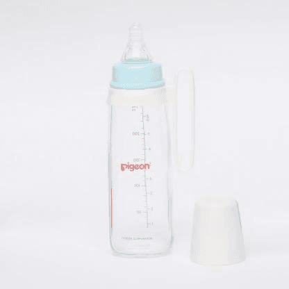 Pigeon Flexible plastic feeding bottle 4+months M round hole with slim neck and handle 240ml Ref-PA26008