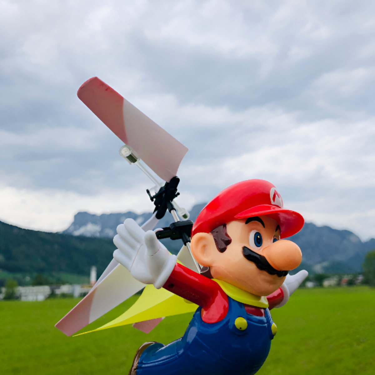 Carrera RC - Officially Licensed Flying Cape Super Mario Helicopter Drone Toy For Kids - DEFS07