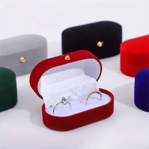 Luxurious Velvet Jewelry Box with Golden Clasp (Black)