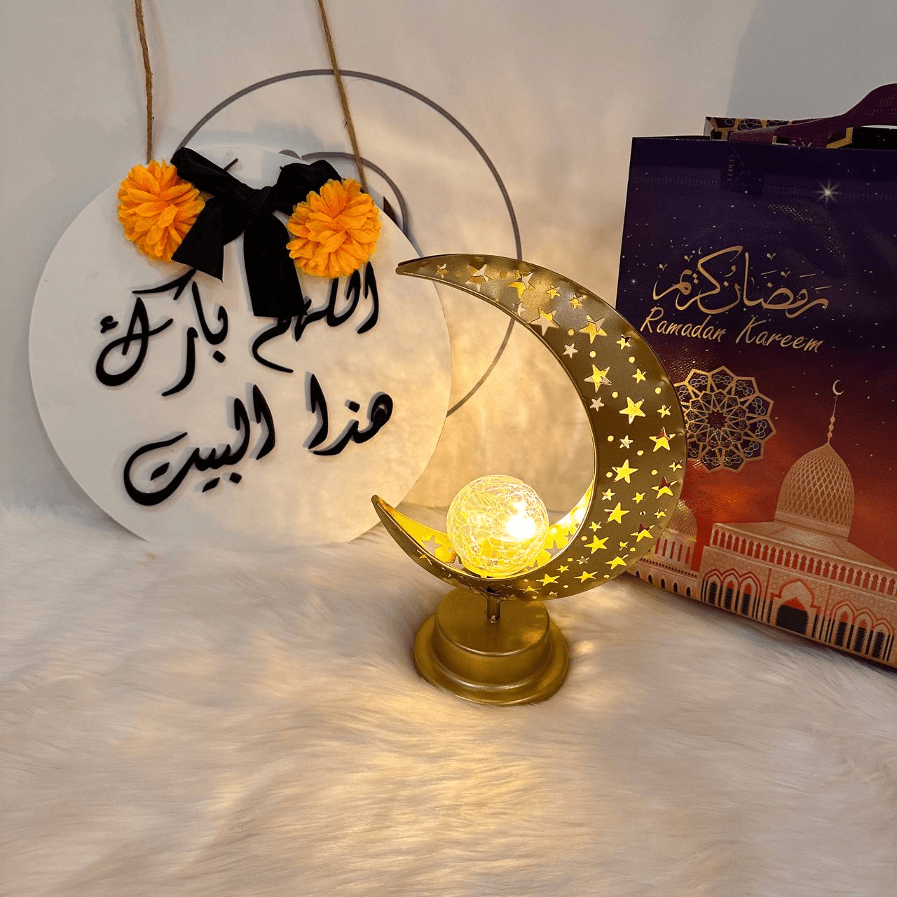 نقصة رمضان عبارة عن فانوس رمضان ،ارتفاع ٢٦ ،مع لوحة لبركة المنزل خشبية بكتابة ثلاثية الابعاد مقاس ٣٠ سم, كرت رمضان. 