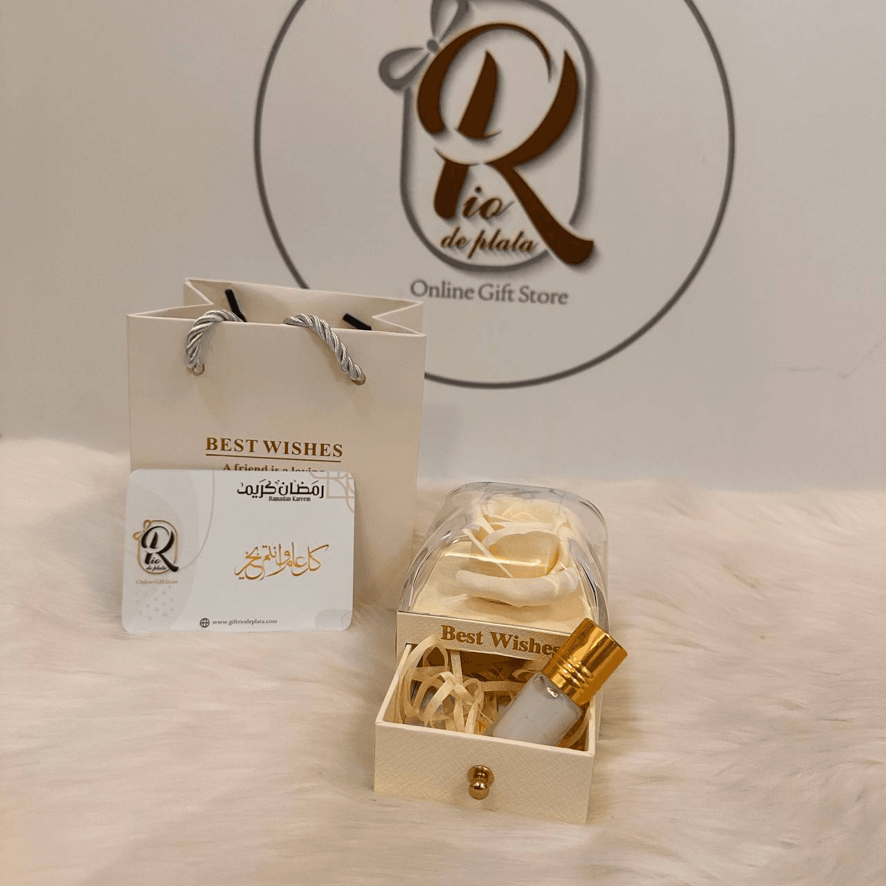توزيعات هدايا رمضان ،علبة ورد ابيض بداخلها عطر المسك مع كرت رمضان مبارك .