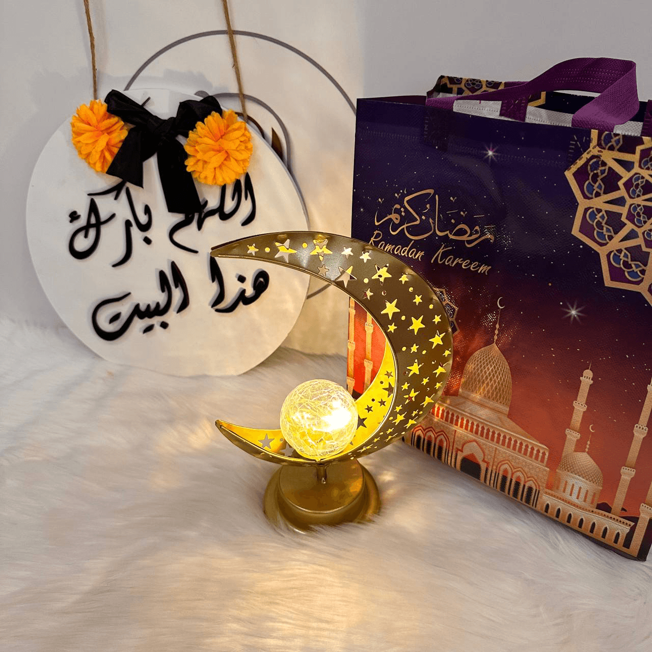 نقصة رمضان عبارة عن فانوس رمضان ،ارتفاع ٢٦ ،مع لوحة لبركة المنزل خشبية بكتابة ثلاثية الابعاد مقاس ٣٠ سم, كرت رمضان. 