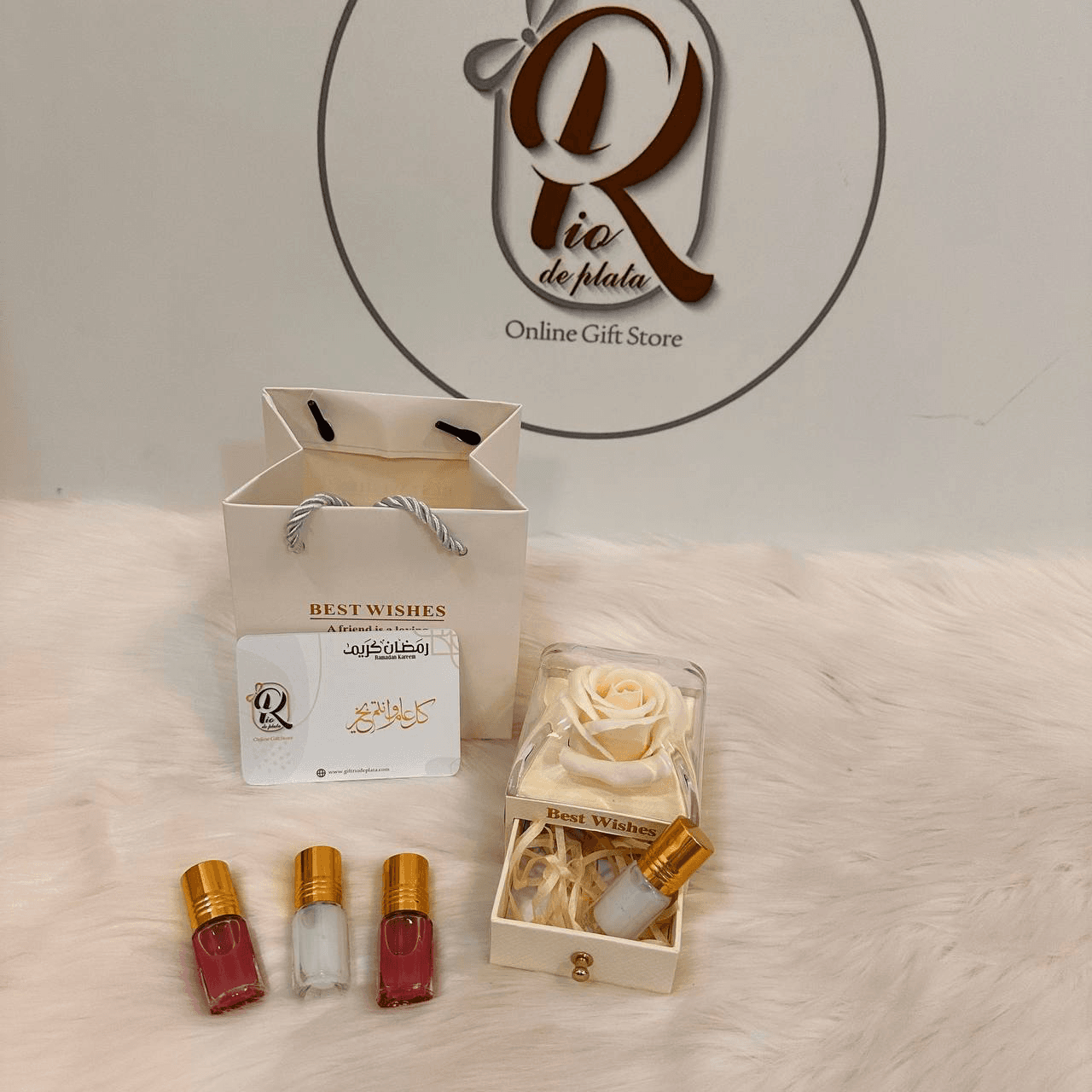 توزيعات هدايا رمضان ،علبة ورد ابيض بداخلها عطر المسك مع كرت رمضان مبارك .