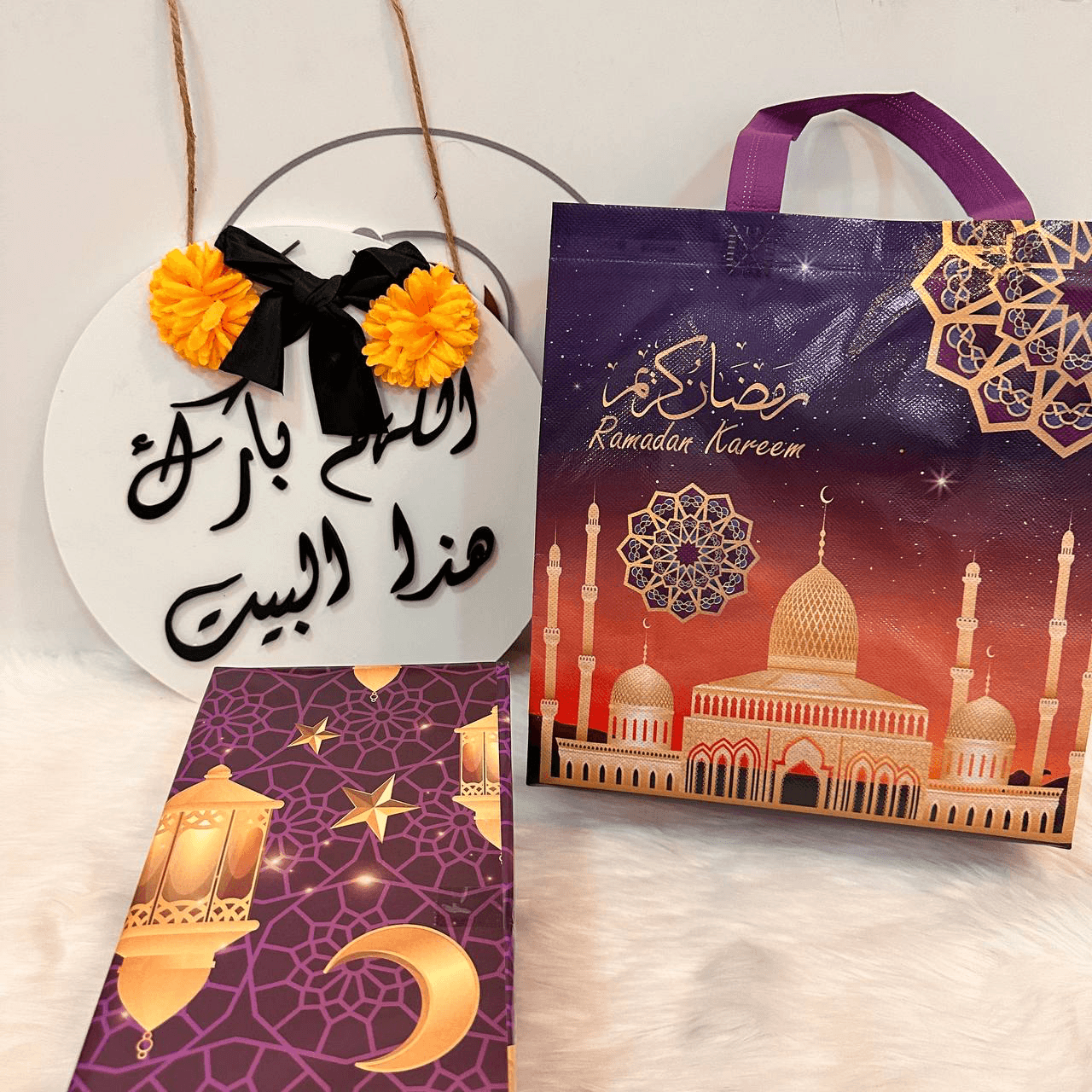نقصة رمضان عبارة عن فانوس رمضان ،ارتفاع ٢٦ ،مع لوحة لبركة المنزل خشبية بكتابة ثلاثية الابعاد مقاس ٣٠ سم, كرت رمضان. 
